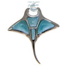 gros plan fond blanc - Pendentif Raie Manta en Argent massif et Larimar naturelle - Couleurs Lagon